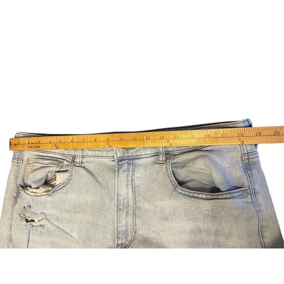 American Eagle woman’s18 Regular Denim Mom Jeans Blue torn Distress light wash - Picture 4 of 6